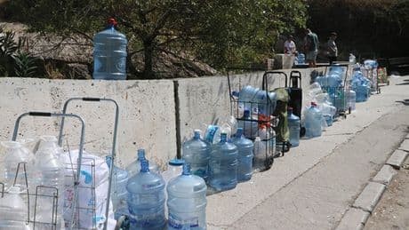 Çiğli'de çeşmede kuyruğu oluştu: Bir çaresini bulmaları lazım