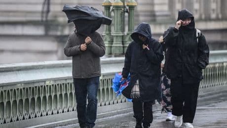 UK weather: Maps show country to be drenched in 397 mile wall of rain before 60mph gusts hit