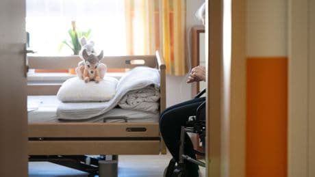 "Dann trifft es am Ende den Pflegebedürftigen": Bewohnern droht wegen Engpässen in Ämtern Rauswurf aus Pflegeheimen