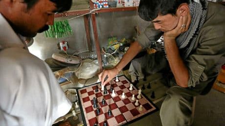 Les talibans interdisent les échecs en Afghanistan, invoquant des motifs religieux