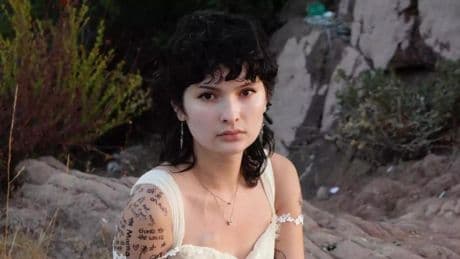 Me diagnosticaron cáncer con 19 años tras un raro hormigueo en el brazo: las 5 señales en España que no debes ignorar