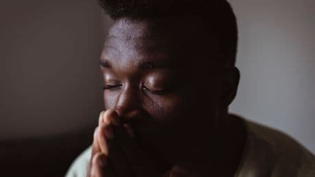 « J’étais pas suicidaire… mais pas loin » : des victimes de racisme confient leurs traumas à une psychiatre