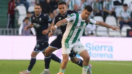 El Córdoba reacciona a tiempo para vencer al Cádiz en un festival de goles