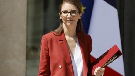 «Totalement contraire» à la «dignité des femmes»: Aurore Bergé retoque Gabriel Attal sur la GPA
