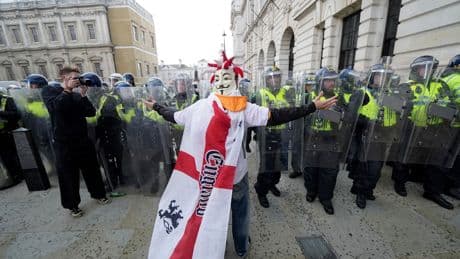 Großbritannien: Rechte Großdemo in London: Zusammenstöße mit Polizei