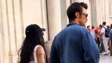 Neue Liebe oder beste Freunde? - Mit wem schlendert Harry Styles hier durch Rom?