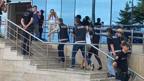 ‘İndirimli Tatil’ vaadiyle 300 kişiyi dolandıran çift yakalandı