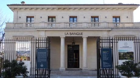 A Hyères, dans le Var, l’art a fait sauter la banque et transformé les lingots en photos, sculptures et tableaux
