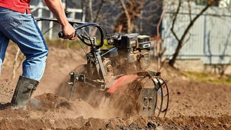 Horror-Unfall im Garten - Mann gerät mit Bein in Bodenfräse