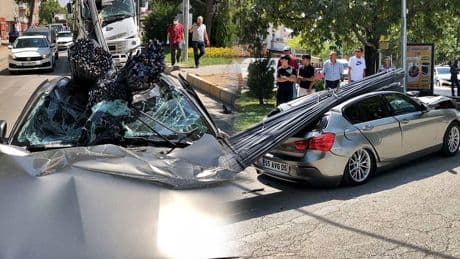 Bu ne sorumsuzluk! Tırdan düşen tonlarca demir, otomobili hurdaya çevirdi