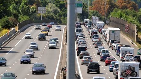 Ponts de mai: pourquoi la grande majorité des Français privilégie la voiture pour partir