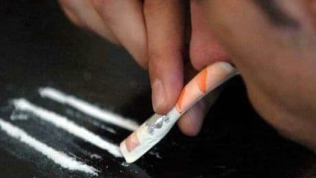 Scoperto dalla madre mentre sniffa cocaina in casa: viene preso a bastonate e finisce in ospedale
