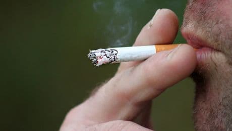 Un experto en tabaquismo advierte a España sobre las bolsas de nicotina de 0,99 mg: &quot;Son una perfecta entrada para menores&quot;