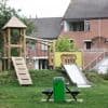 Op blote voeten en in zijn boxer loopt man met schaar op meisje (7) in speeltuin af en steekt haar neer