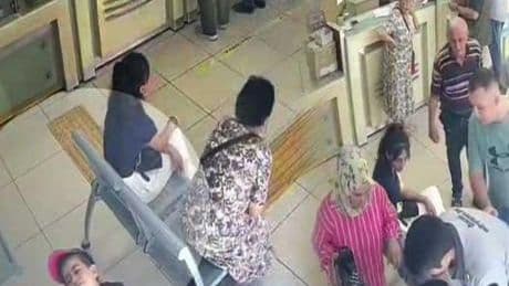 PTT şubesinde şoke eden an! Küçük çocuğun imdadına PTT görevlisi yetişti