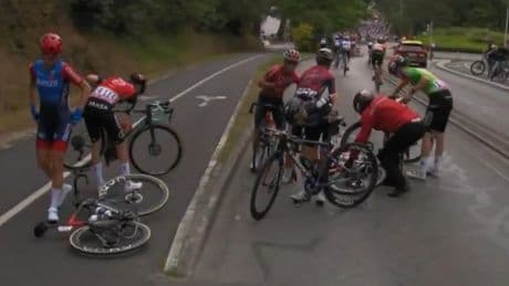 Tour de France Femmes : en vidéo, la première chute de la course... dès le départ fictif