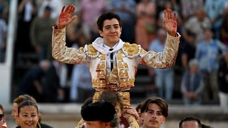 Morante torea poesía en Nimes, la tarde de la alternativa triunfal de Marco Pérez