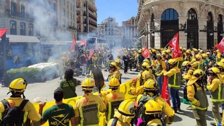 Los bomberos forestales de Madrid interrumpen la huelga por la "situación devastadora" de los incendios: "No nos ayudan"