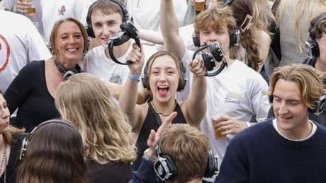 Veertien koptelefoons verdwenen na succesvolle silent disco in Soest, en dat gaat kroegbaas te ver: ’Tot maandag om ze in te leveren, anders politie’