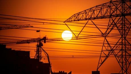 Cuando llega el calor los chicos se enamoran, los paneles solares lo pasan fatal y España tiene un nuevo problema eléctrico