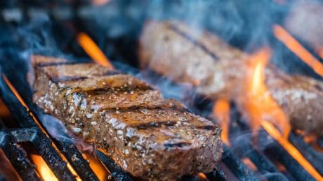 Am Grill: Ein Getränk sollten Sie niemals auf Ihr Fleisch schütten