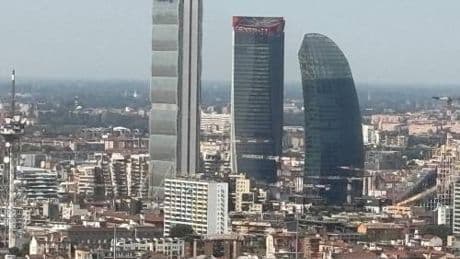Lo "Storto", il "Dritto" e il "Curvo": quella gara di altezza fra i tre grattacieli (e il maxi-logo portato con gli elicotteri)