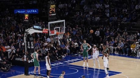 Knicks fans cheer their big man through his free-throw miscues