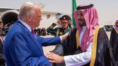 Arabia Saudí recibe con honores a Trump en el inicio de su «histórica» gira por Oriente Próximo