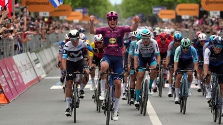 Pedersen viaja de Albania a Italia con la ‘maglia’ rosa del Giro en la maleta