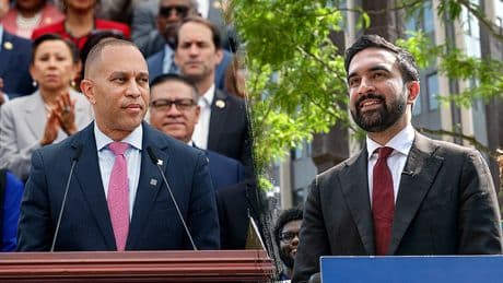 Vulnerable Democrats hammered with scathing ad handcuffing them to Mamdani, Jeffries