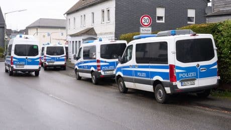 Kriminalität: Getötete Familie in Weitefeld: Täter weiter auf der Flucht