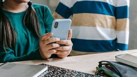 Tasarı meclisten geçti: Güney Kore’de derste telefon kullanmak yasaklandı
