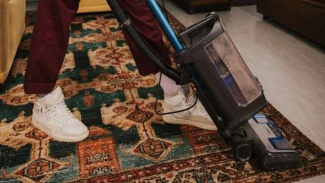 Fett, Tomatensoße und eine Apfelschorle: Putzalarm in Männer-WG