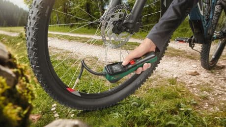 Diese elektr. Luftpumpe hilft bei jeder Panne - Bosch EasyPump im Angebot bei Amazon