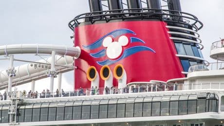 Crociere Disney, in aumento le accuse di violenza sessuale a bordo: cinque casi solo nel 2025. «Equipaggio isolato per mesi e ritmi massacranti»