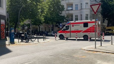 Sanitäter mussten laufen - Poller blocken Rettungswagen in Berlin