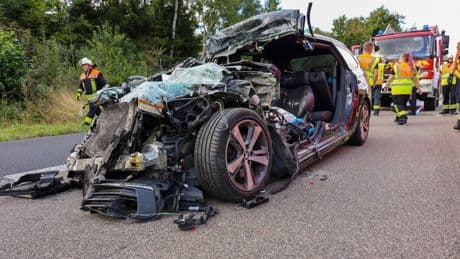 Tödlicher Unfall auf der A7 in Hessen  - Autofahrer (52) kracht in Stauende und stirbt
