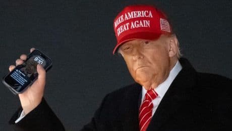 Schauen Sie mal, wen Trump auf seinem Handy-Sperrbildschirm hat