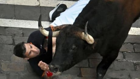 «Le he visto de cerca el ojo», cuenta el corredor al que un toro llevó enganchado varios metros en el encierro