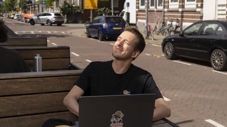 Frank (35) bouwde zonder kennis van programmeren weerwebsite met AI: ’Ik wil gewoon koffie drinken in de zon’
