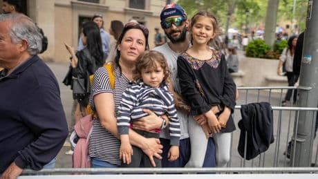 Barcelona se rinde a la fiesta del ciclismo femenino: "Quería que mi hija viera que también son brutales las mujeres ciclistas"