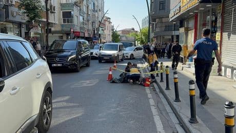 İstanbul'da feci ölüm! Fenalaşarak yola düşen kişiye servis aracı çarptı