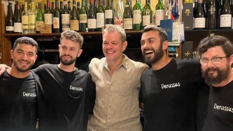 Matt Damon acude a cenar a un restaurante de Barcelona por sorpresa y deja una simpática nota al dueño