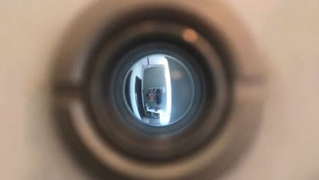 Si tenías dudas sobre colocar una mirilla con cámara en casa, el Supremo lo deja claro: "vulnera la intimidad de los vecinos"