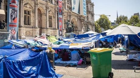 Les migrants installés sur le parvis de l’Hôtel de ville à Paris évacués