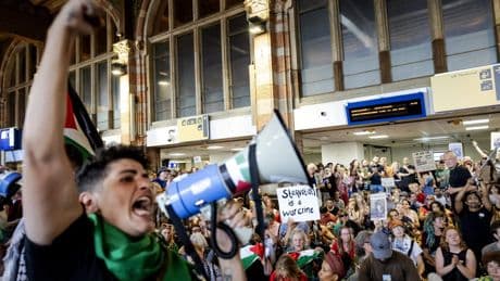 Hoe jonge ’extreem intolerante’ generatie bijna religieuze bezieling toont rond Gaza:  ’Je móet je loyaliteit tonen, anders val je erbuiten’