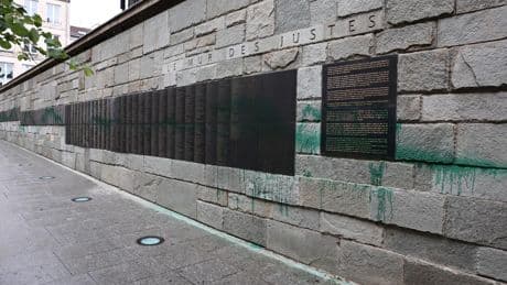 Le Mémorial de la Shoah et deux synagogues parisiennes ont été altérés par de la peinture verte