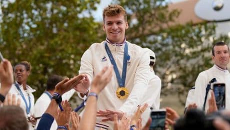Léon Marchand dans une « tempête positive », des Jeux de Paris 2024 aux Mondiaux de Singapour
