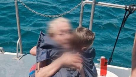Bimbo di 5 anni e nonna trascinati al largo con il materassino: sono finiti a 4 chilometri dalla riva