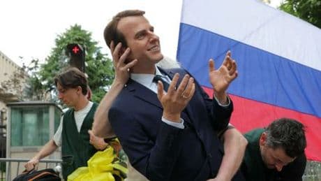 Greenpeace stiehlt Emmanuel-Macron-Wachsfigur aus Museum in Paris